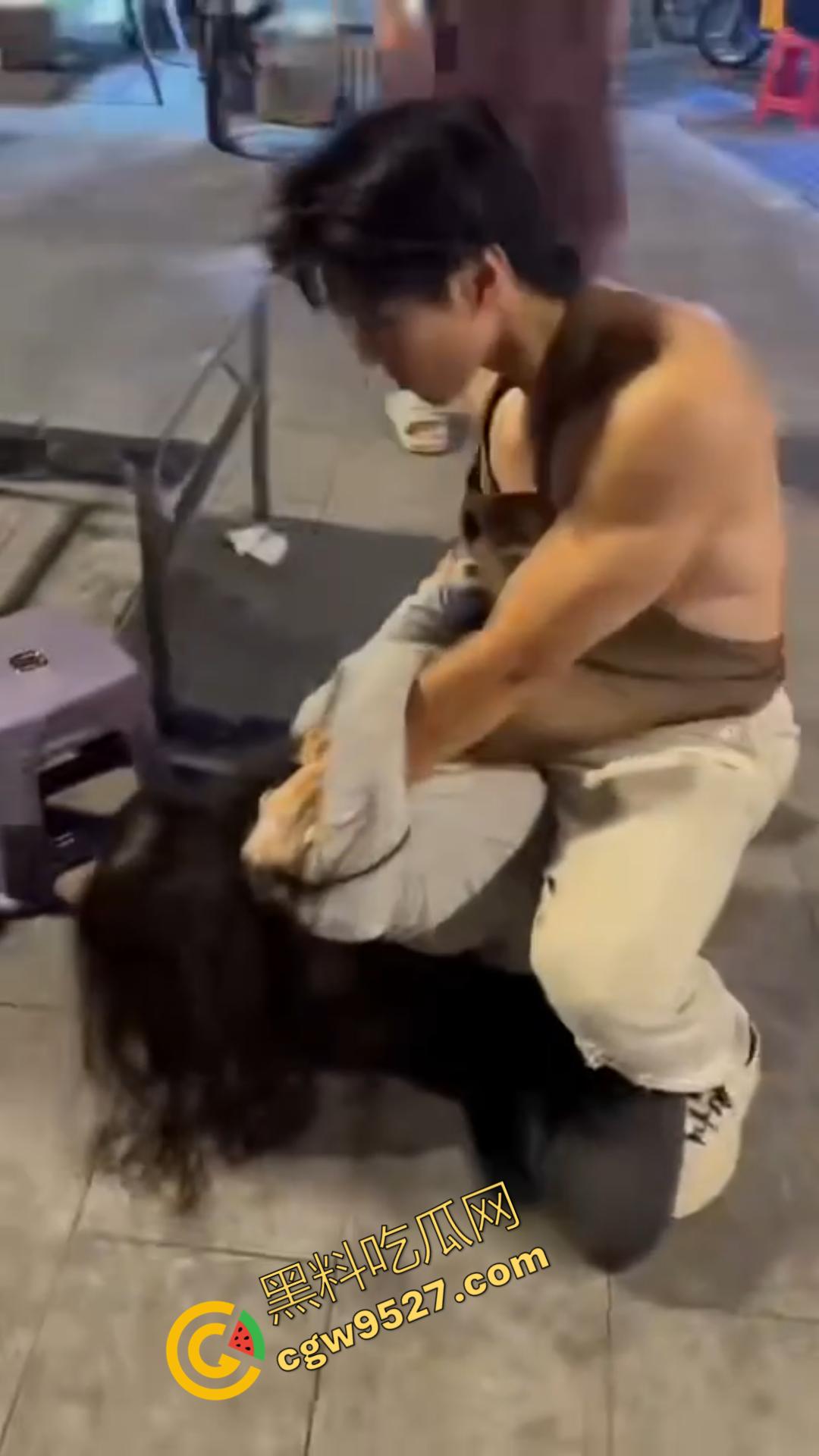 广州神秘女子街头持刀追赶小孩，目光疯狂行为诡异，一名疑似精神疾病患者引发恐慌被网友热议！  第9张