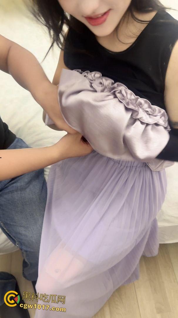 带好兄弟开荤，3p多次约我睡觉的表妹，反差小母狗喜欢真空，被蒙眼调教双洞齐开，被操的嘤嘤叫声音好甜阿 !  第3张