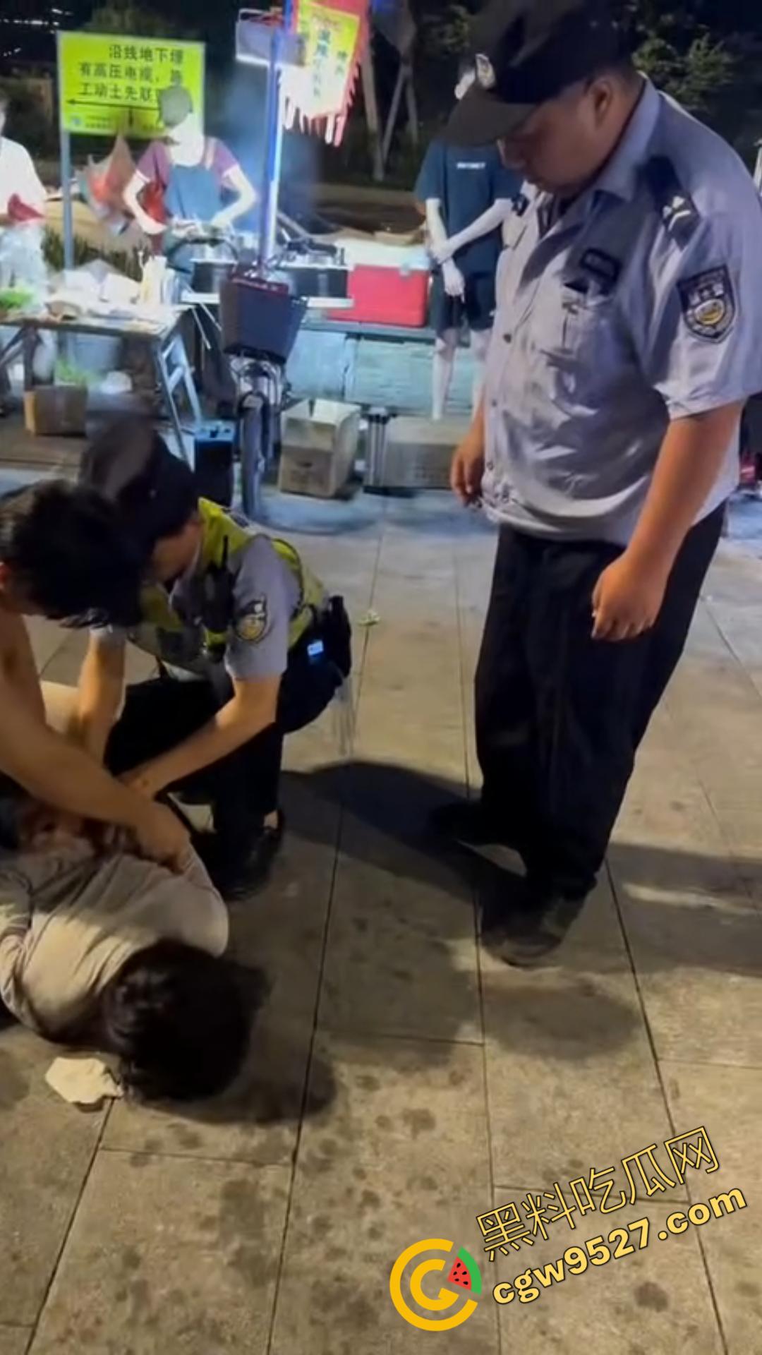 广州神秘女子街头持刀追赶小孩，目光疯狂行为诡异，一名疑似精神疾病患者引发恐慌被网友热议！  第12张