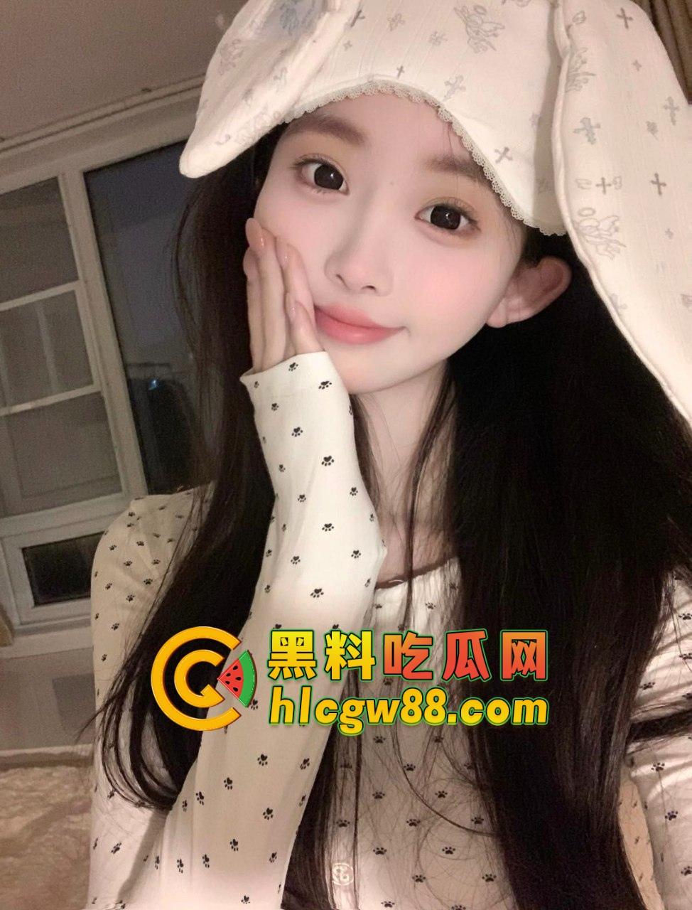 长沙榨汁姬学姐『 路瑶』狼人杀撸猫私人影院，床下高冷到底装御姐，床上可不是这个画风！  第1张