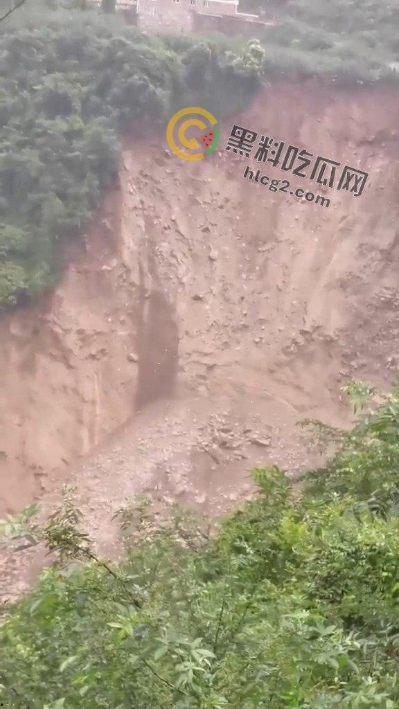 四川雅安汉源县暴雨肆虐:30余人失联,灾后现场触目惊心 第2张 四川雅安汉源县暴雨肆虐:30余人失联,灾后现场触目惊心 第2张