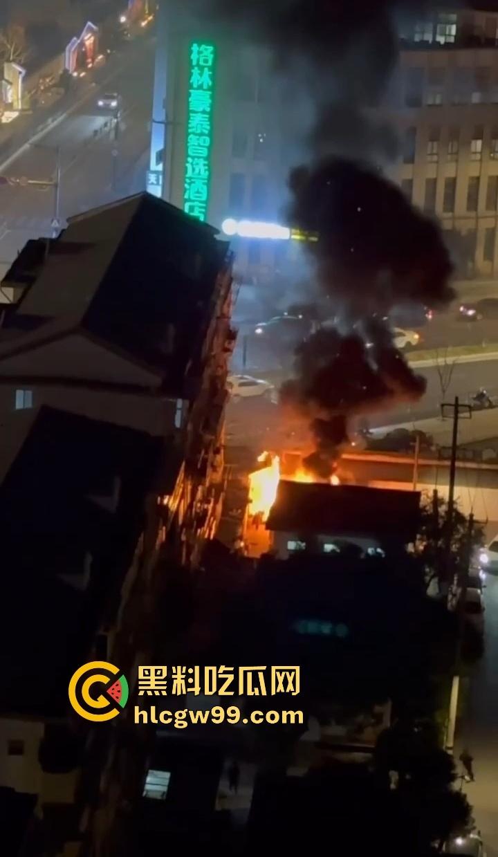 春晚无锡分会场火了，会场彩排突发火情况，央视的脸估计都烧红了吧？这年头连春晚都开始玩烈焰风格了！  第6张