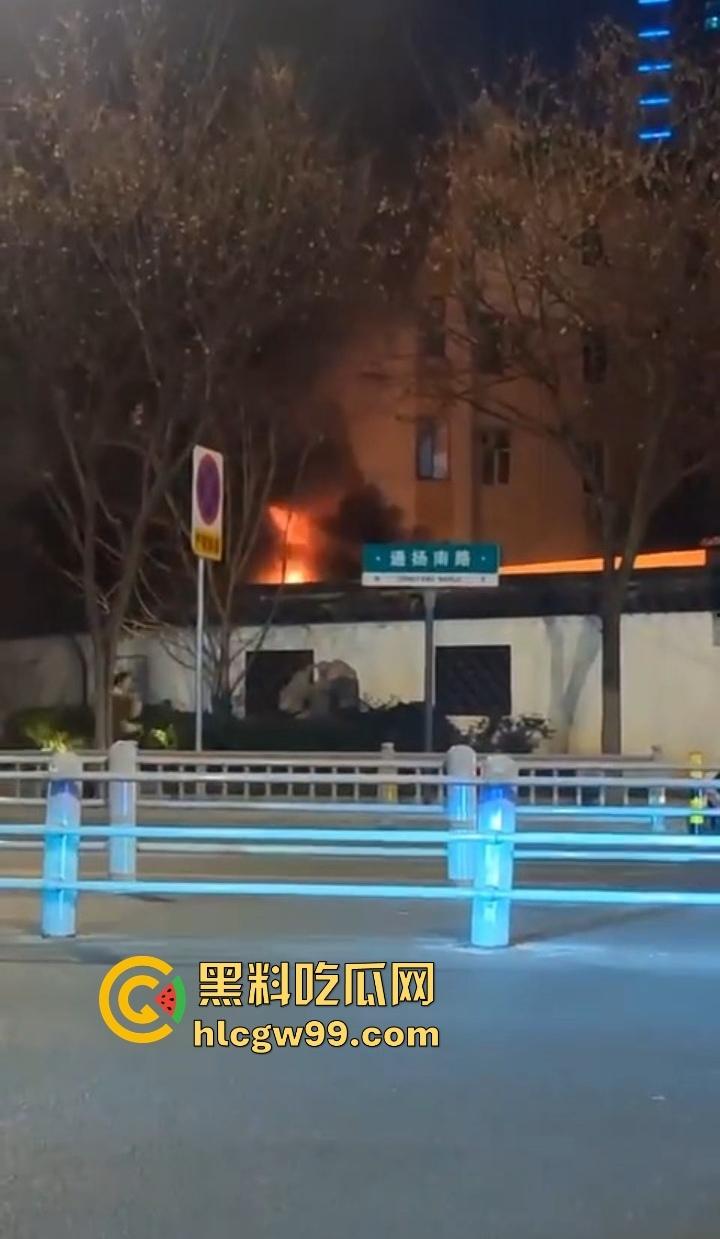 春晚无锡分会场火了，会场彩排突发火情况，央视的脸估计都烧红了吧？这年头连春晚都开始玩烈焰风格了！  第8张