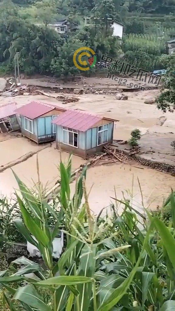四川雅安汉源县暴雨肆虐:30余人失联,灾后现场触目惊心 第5张 四川雅安汉源县暴雨肆虐:30余人失联,灾后现场触目惊心 第5张