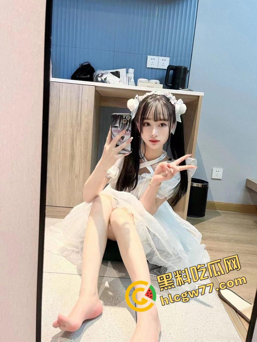 双马尾洛丽塔萌妹【璐璐】被金主包养，白丝嫩逼自慰骑假屌，粉嫩白虎被大鸡巴后入猛干！  第4张