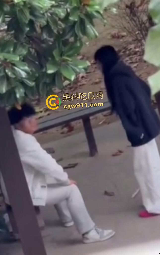 徐州技师学院情侣凉亭，网红小树林户外野战，高颜值女技师骑乘男友隔裤狂磨，精液淫水搞湿裤裆！  第8张