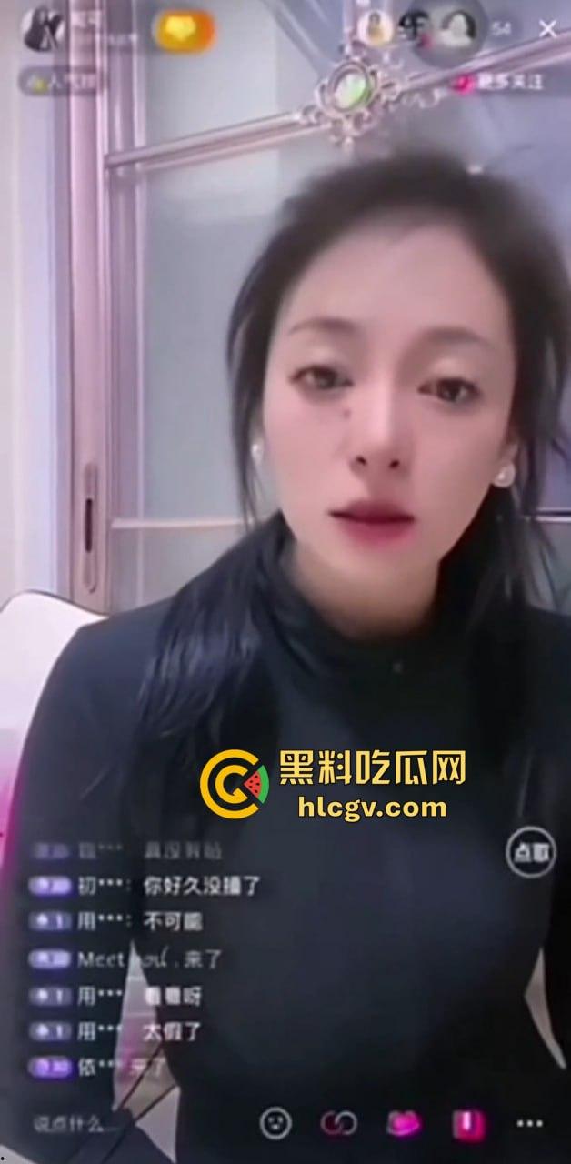 抖音擦边女主播『妮可』直播被粉丝喷假胸怒了！当场脱衣真空自证没有垫东西，结果直播间直接被封！  第2张