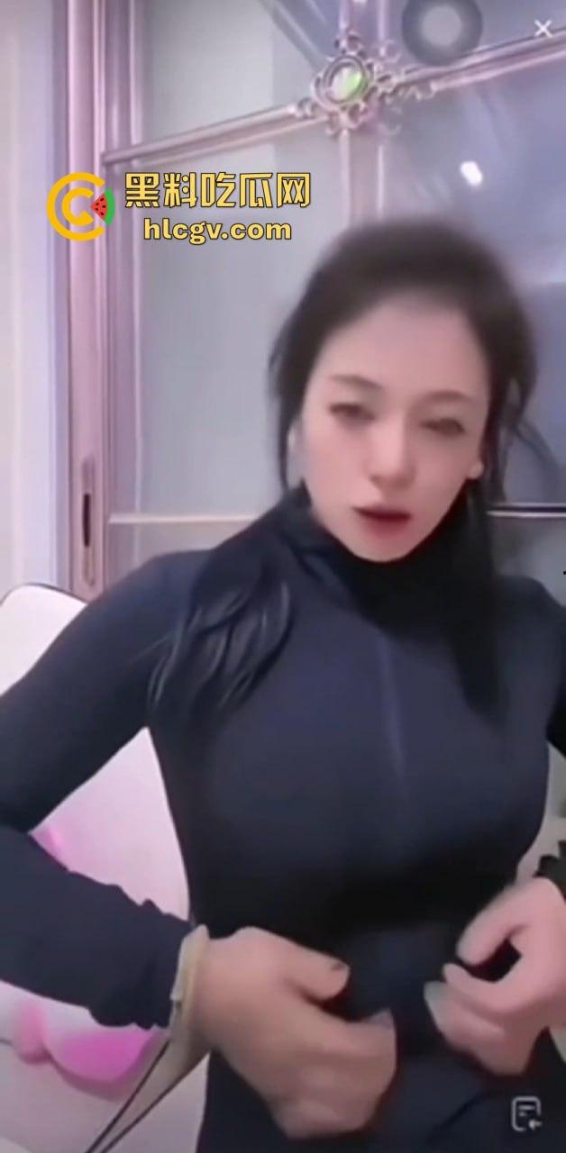 抖音擦边女主播『妮可』直播被粉丝喷假胸怒了！当场脱衣真空自证没有垫东西，结果直播间直接被封！  第8张