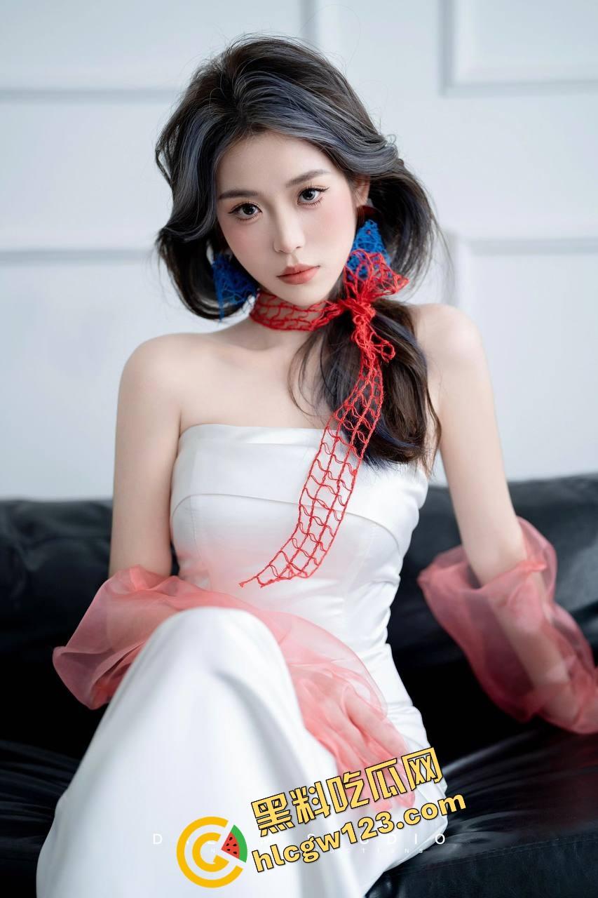 反差眼镜骚妹玩疯了，JK制服配上黑丝边被爆操边撕袜子，逼肿丝破成狗样，这种母狗玩起来太上头！  第2张