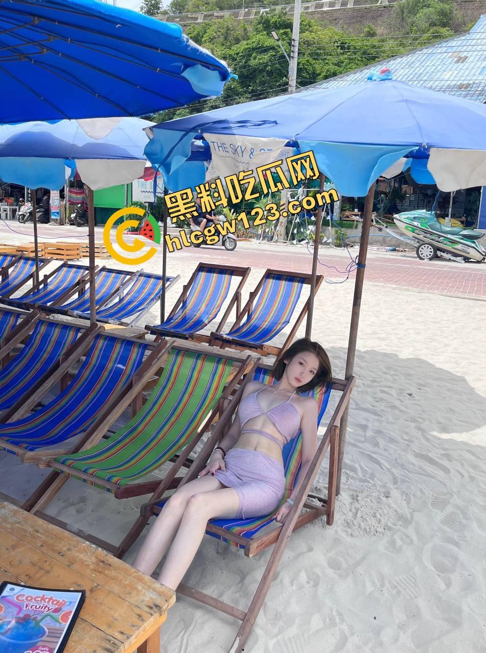 反差眼镜骚妹玩疯了，JK制服配上黑丝边被爆操边撕袜子，逼肿丝破成狗样，这种母狗玩起来太上头！  第4张