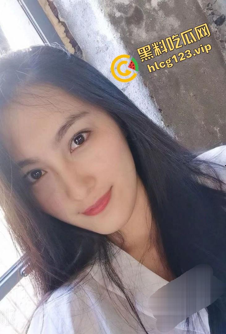 真实情侣泄密！反差婊眼镜娘驾驶位摸奶挑逗，居家打电话打飞机，全程骚到爆！  第1张