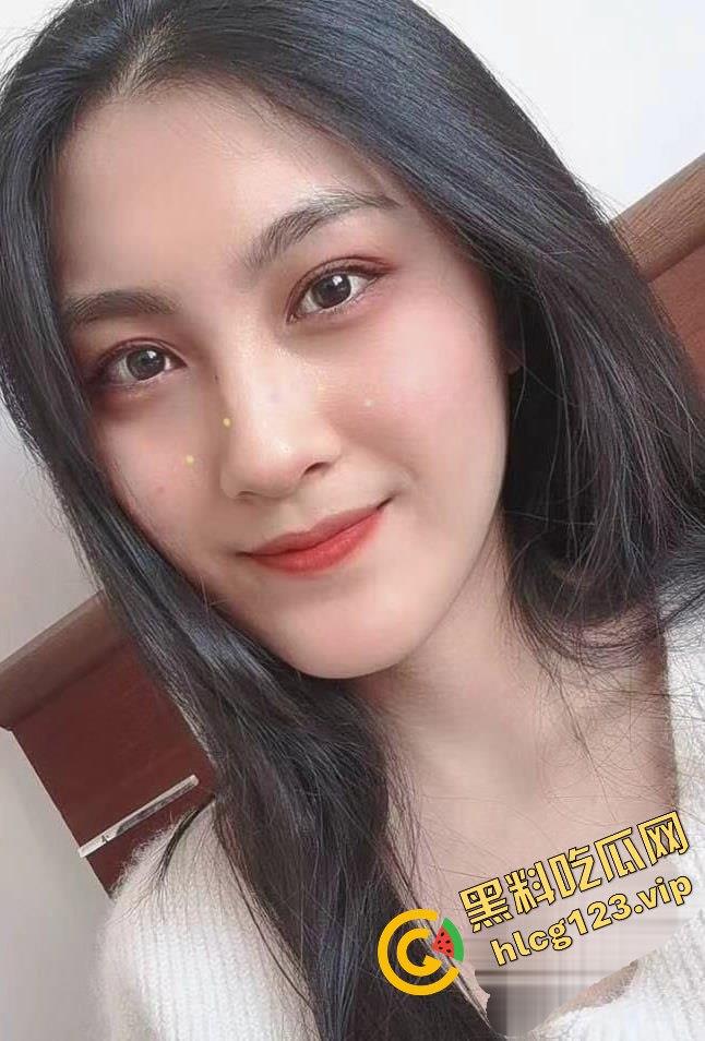 真实情侣泄密！反差婊眼镜娘驾驶位摸奶挑逗，居家打电话打飞机，全程骚到爆！  第2张