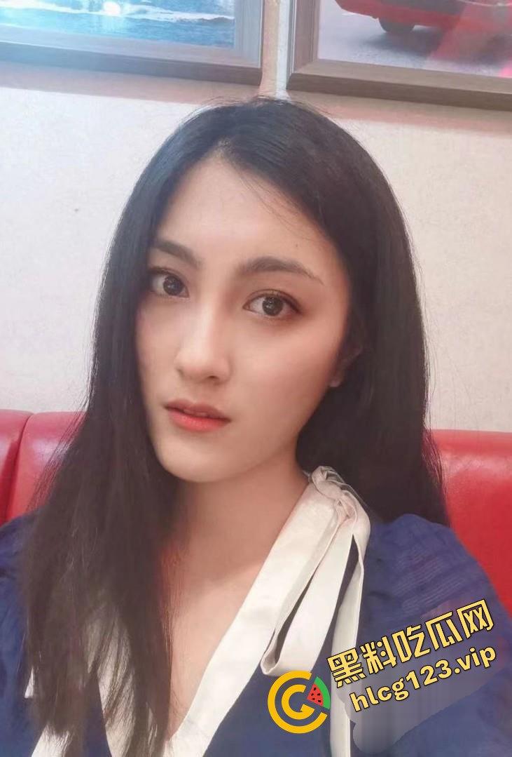 真实情侣泄密！反差婊眼镜娘驾驶位摸奶挑逗，居家打电话打飞机，全程骚到爆！  第3张