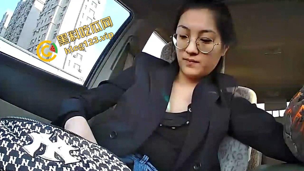 真实情侣泄密！反差婊眼镜娘驾驶位摸奶挑逗，居家打电话打飞机，全程骚到爆！  第4张
