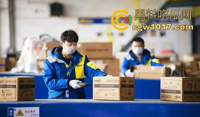 德邦物流野战视频曝光！送快递给少妇送到小树林野战，裤子一扒激情开干，后入打桩猛操边操边笑，麻烦给个好评！  第1张