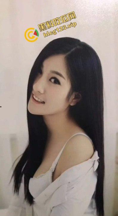 真实情侣泄密！反差婊眼镜娘驾驶位摸奶挑逗，居家打电话打飞机，全程骚到爆！  第11张