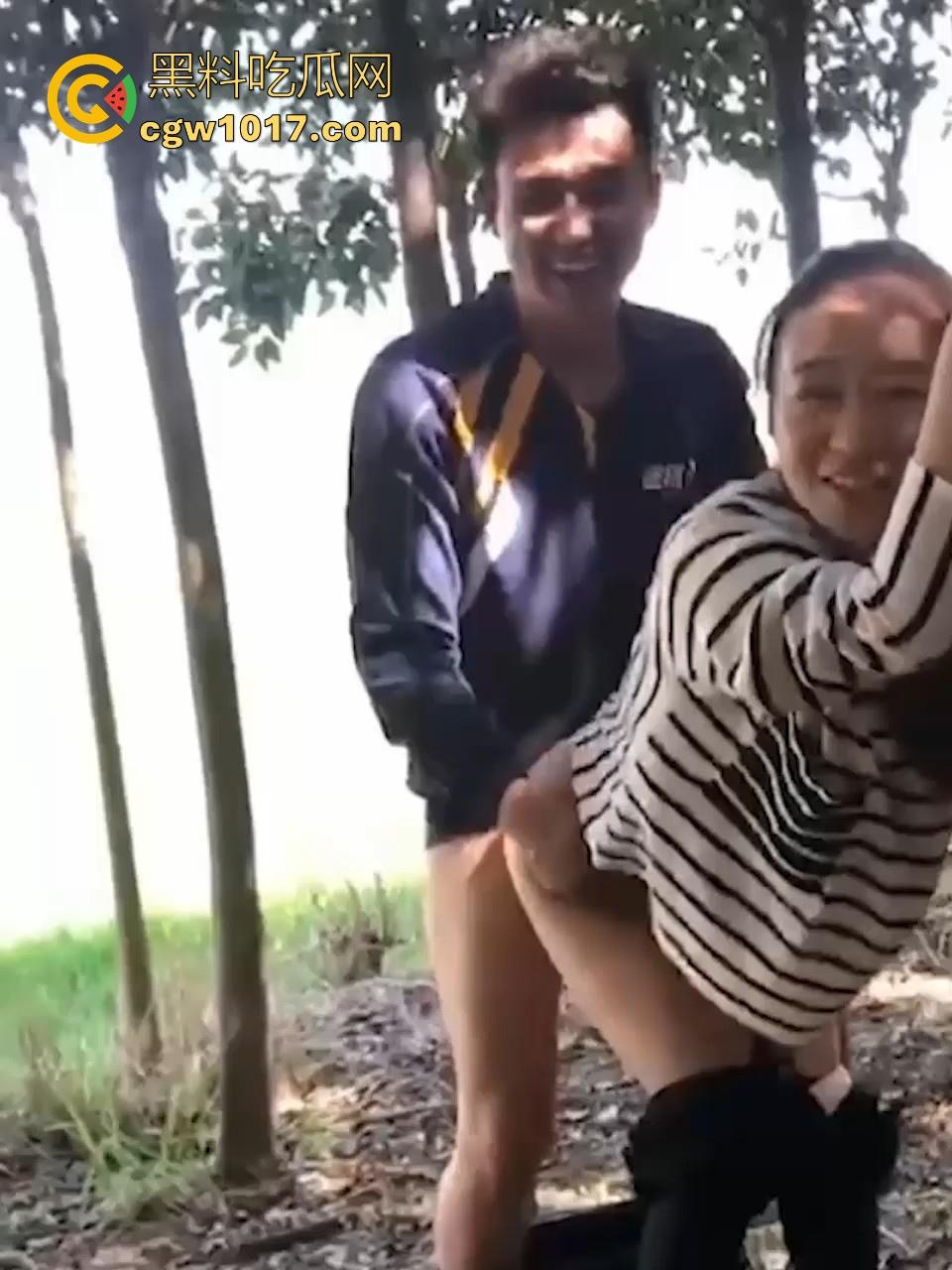 德邦物流野战视频曝光！送快递给少妇送到小树林野战，裤子一扒激情开干，后入打桩猛操边操边笑，麻烦给个好评！  第3张