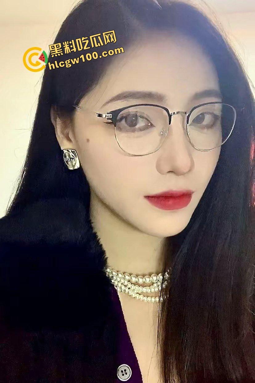 湖北荆门酒店前台小姐【夏妍熙】特殊服务上门约炮大哥，落地镜抱操上位诱惑榨精，独家曝光流出！  第1张