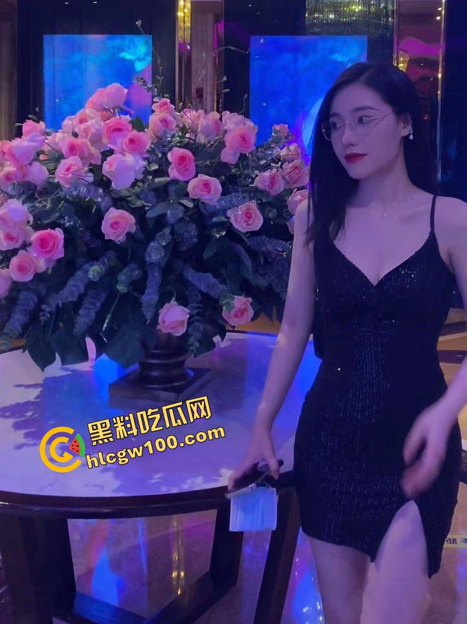 湖北荆门酒店前台小姐【夏妍熙】特殊服务上门约炮大哥，落地镜抱操上位诱惑榨精，独家曝光流出！  第2张