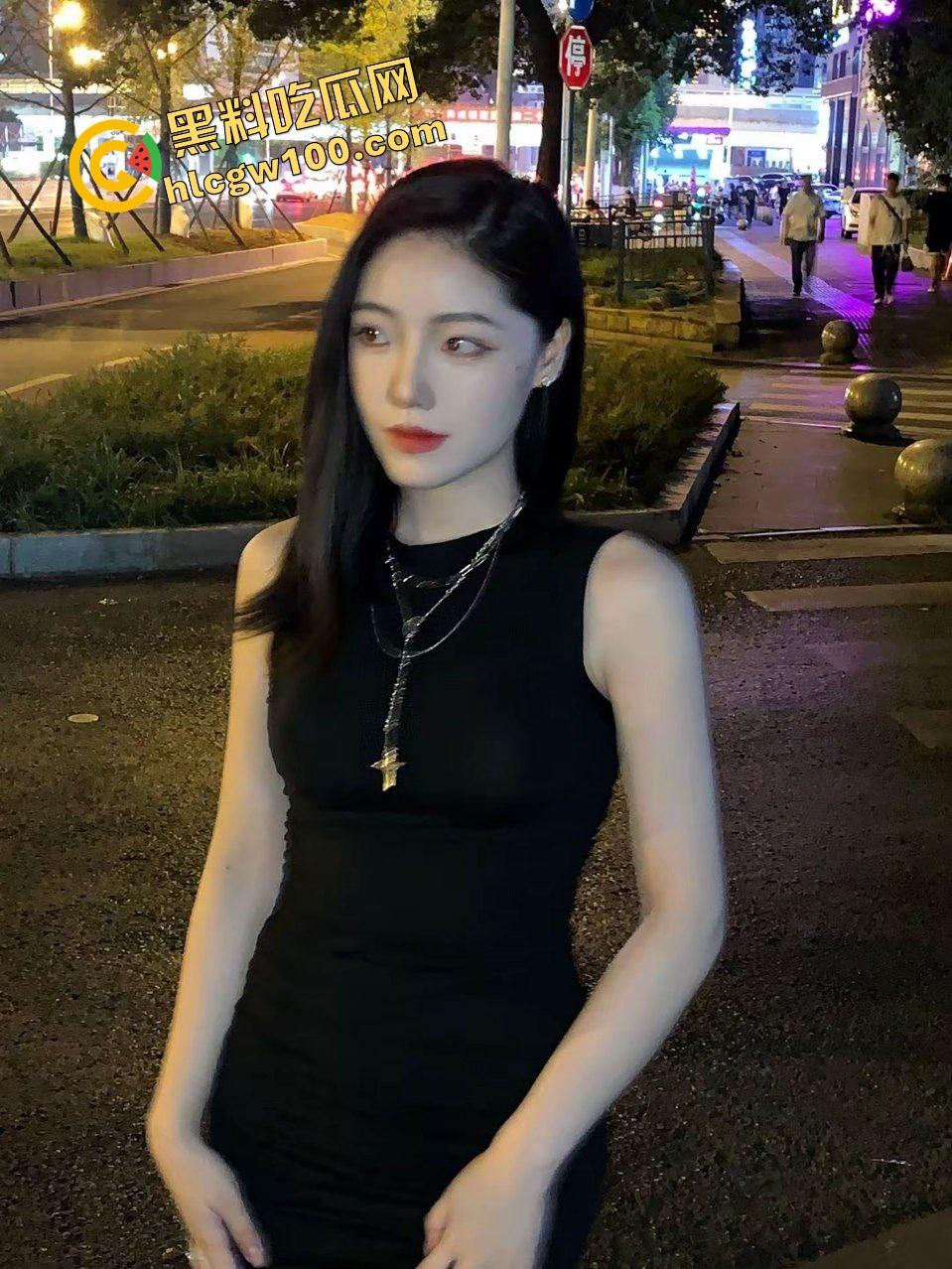 湖北荆门酒店前台小姐【夏妍熙】特殊服务上门约炮大哥，落地镜抱操上位诱惑榨精，独家曝光流出！  第3张