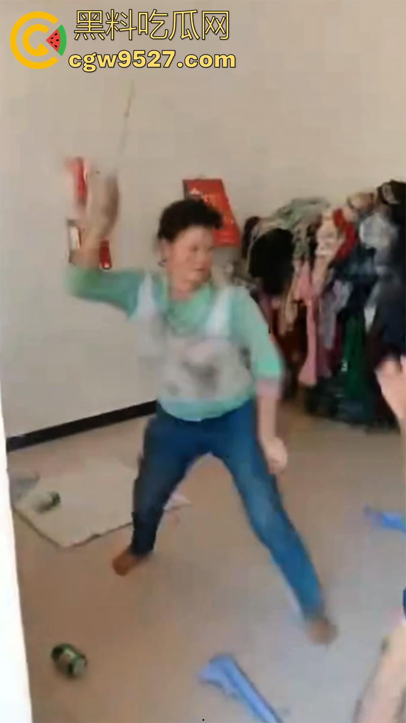 广西00后夫妻吵架，疯狂殴打完全不顾孩子哭喊，小婴儿在地上无助的趴，真是让人看着心疼啊！  第1张