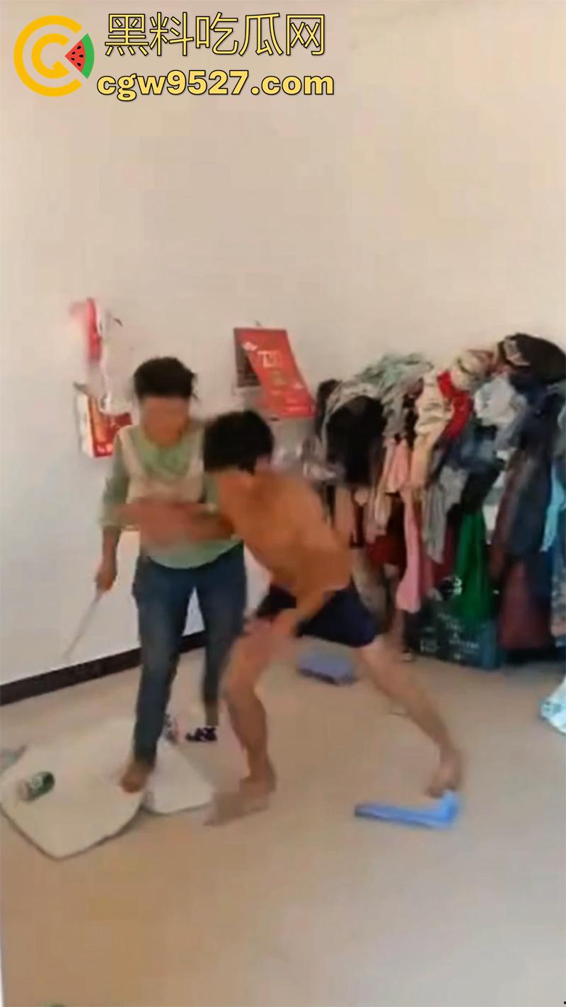 广西00后夫妻吵架，疯狂殴打完全不顾孩子哭喊，小婴儿在地上无助的趴，真是让人看着心疼啊！  第3张