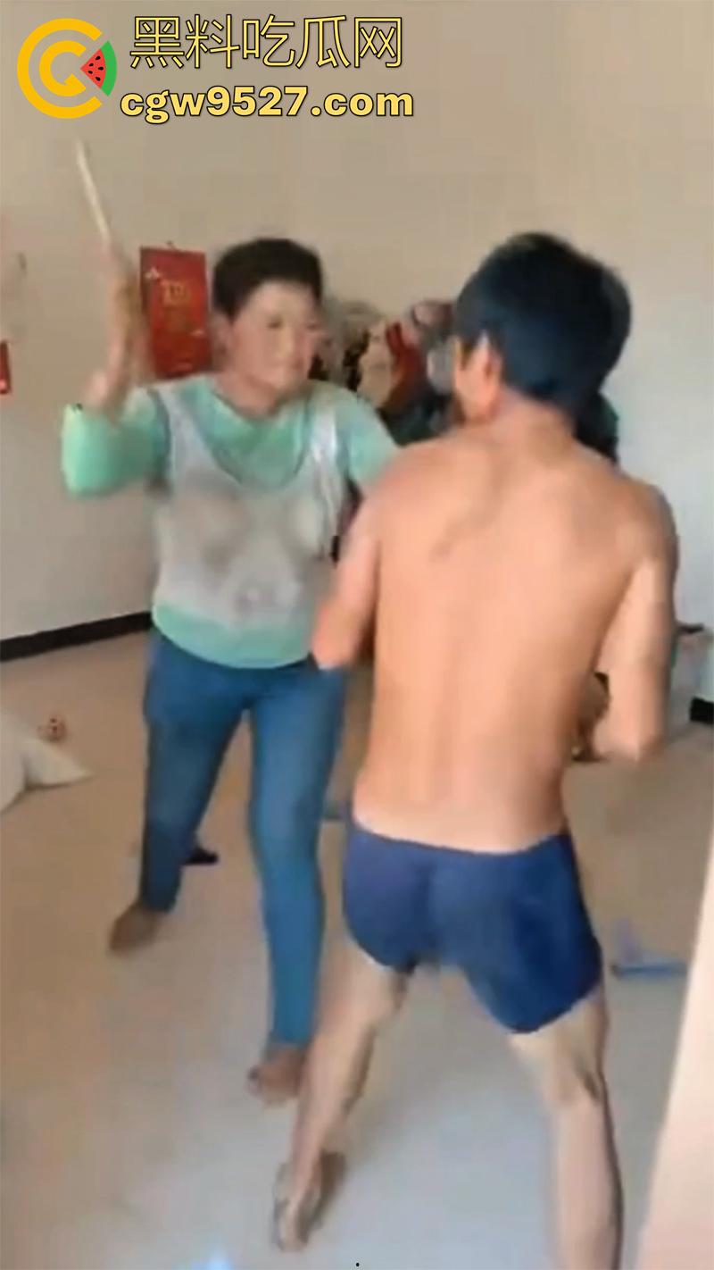 广西00后夫妻吵架，疯狂殴打完全不顾孩子哭喊，小婴儿在地上无助的趴，真是让人看着心疼啊！  第4张