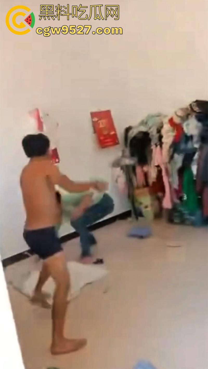 广西00后夫妻吵架，疯狂殴打完全不顾孩子哭喊，小婴儿在地上无助的趴，真是让人看着心疼啊！  第5张