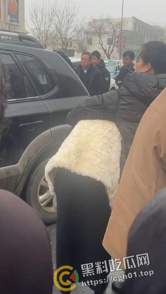 年少有为！河北定州美女当小三  被正房当街暴打 老男人就这么有魅力吗 第4张