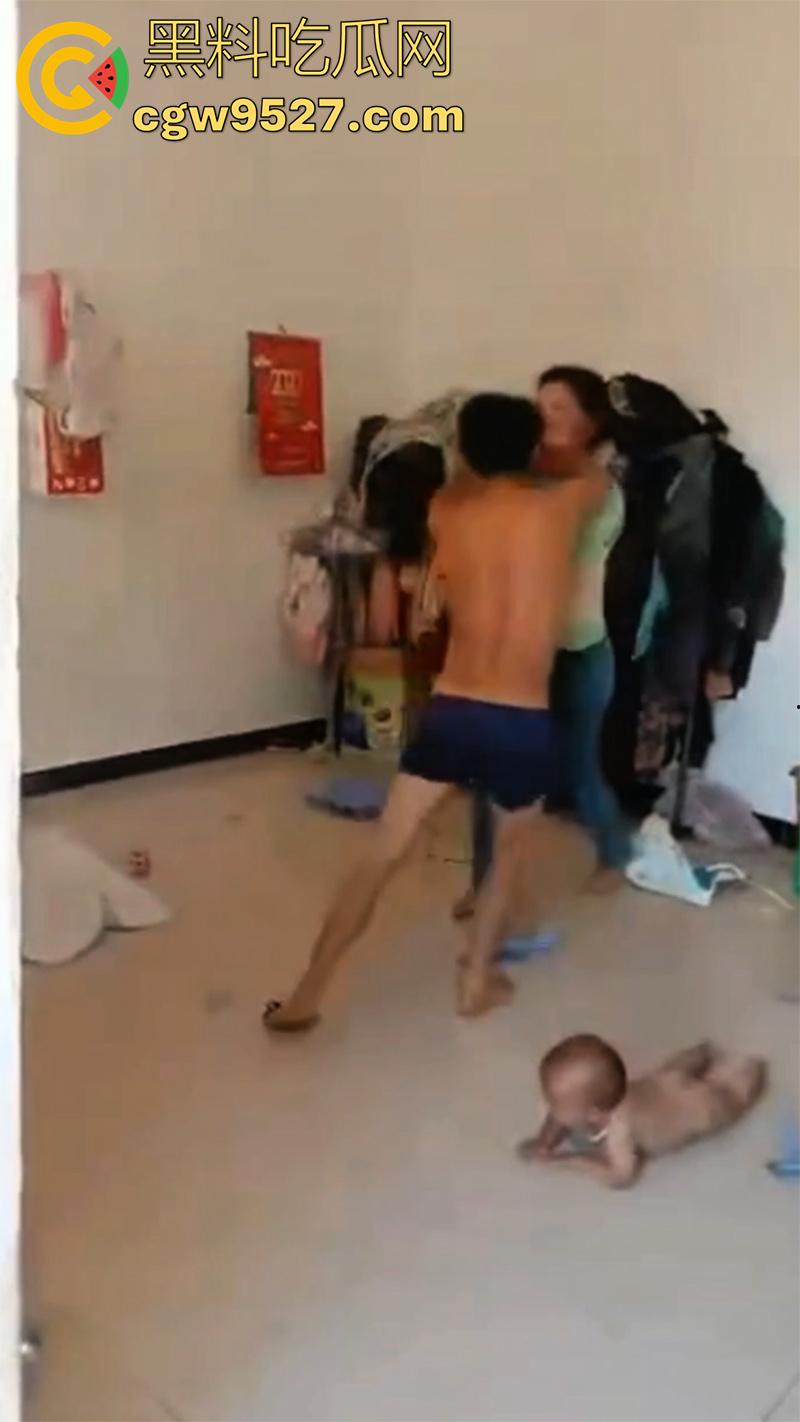 广西00后夫妻吵架，疯狂殴打完全不顾孩子哭喊，小婴儿在地上无助的趴，真是让人看着心疼啊！  第6张