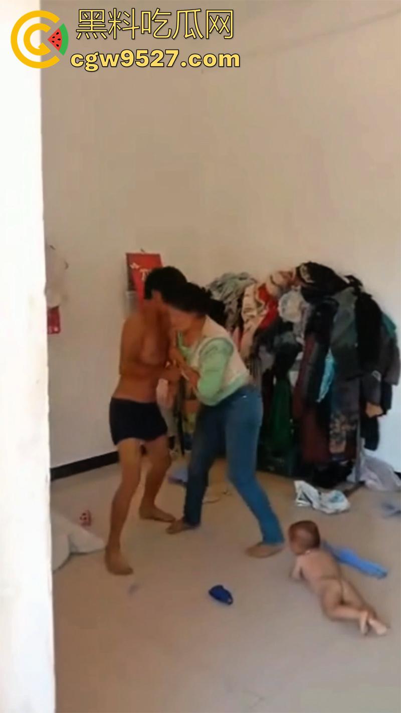 广西00后夫妻吵架，疯狂殴打完全不顾孩子哭喊，小婴儿在地上无助的趴，真是让人看着心疼啊！  第7张