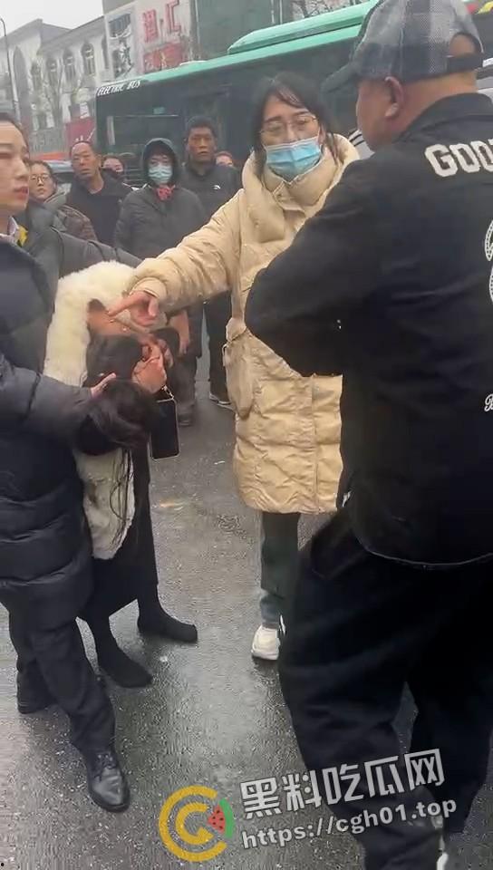 年少有为！河北定州美女当小三  被正房当街暴打 老男人就这么有魅力吗 第6张