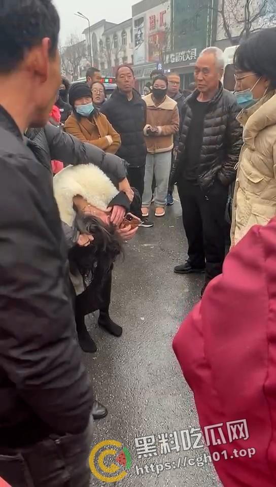 年少有为！河北定州美女当小三  被正房当街暴打 老男人就这么有魅力吗 第7张
