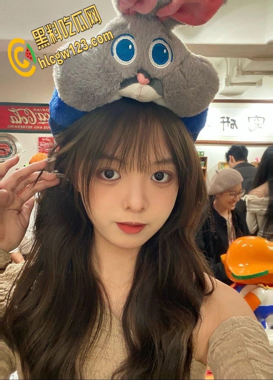 温泉少女榨精记 , 清纯少女潜伏温泉内勾引男人 性感酮体直吞大屌 ！  第1张