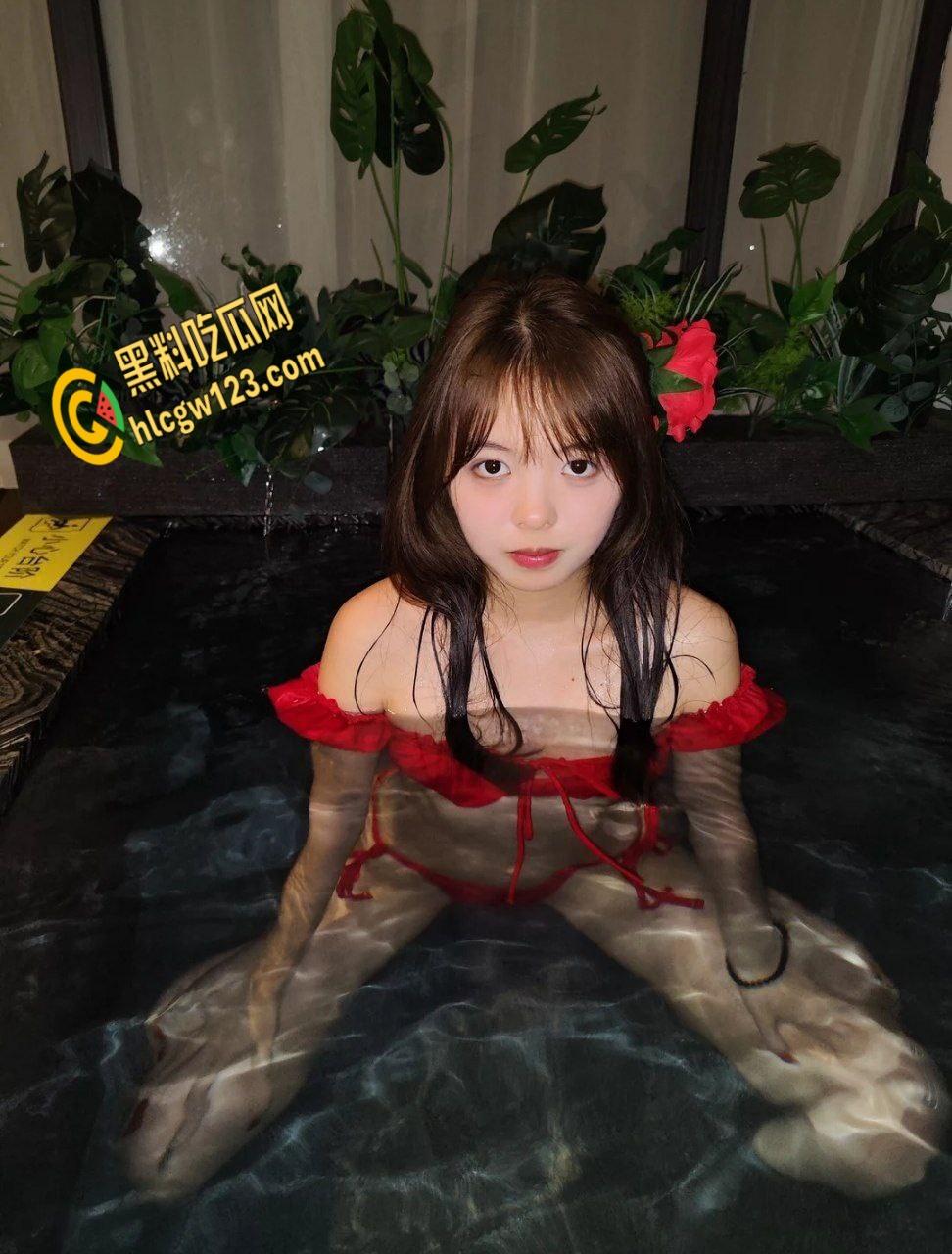 温泉少女榨精记 , 清纯少女潜伏温泉内勾引男人 性感酮体直吞大屌 ！  第5张