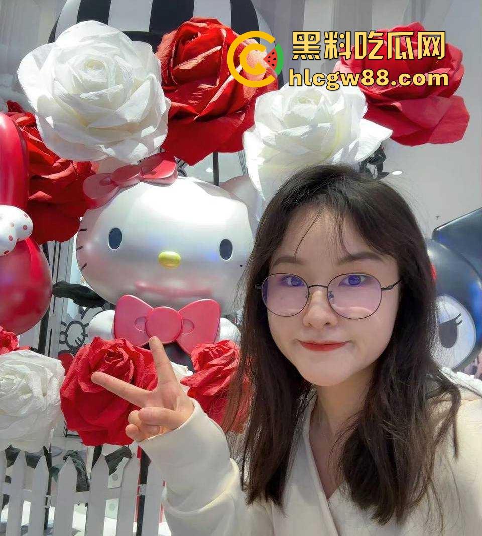 广东工业大学眼镜学生妹【周扬莹】男友相约酒店 情趣睡衣先上阵 男友大量精子往逼里面猛灌的视频曝光！  第4张