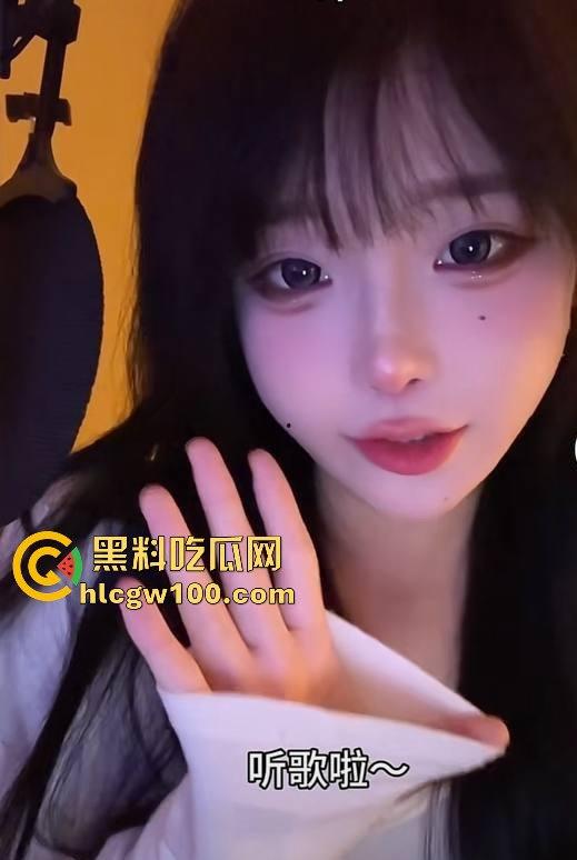 网红劲爆大瓜！！！抖音千万网红【你的欲梦】直播漏奶视频曝光，乳头黑黑的看来童锦成没少吸。  第3张