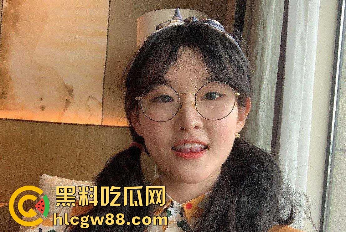 广东工业大学眼镜学生妹【周扬莹】男友相约酒店 情趣睡衣先上阵 男友大量精子往逼里面猛灌的视频曝光！  第8张