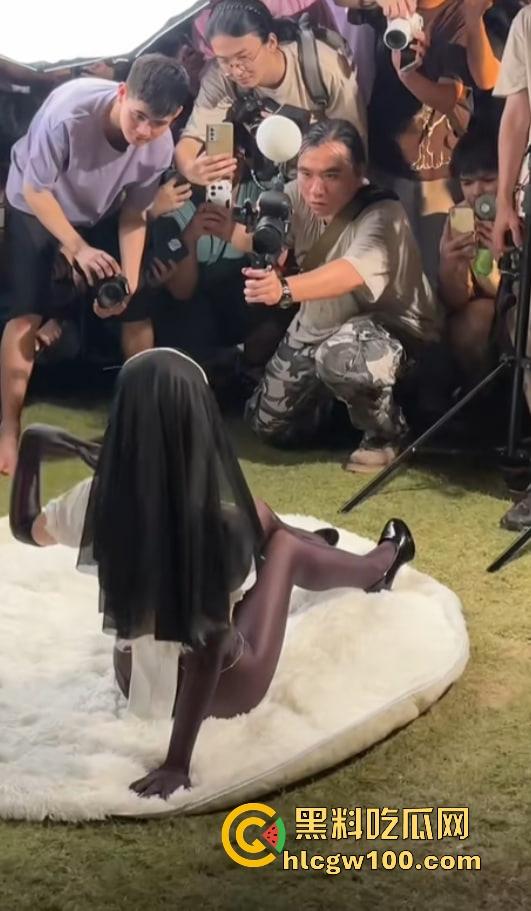 大城市漫展就是狠 不是内场去不起而是外场更有性价比 妹子敢脱不怕冷 锁骨短裙大腿全都露衣服越少越专业！  第13张