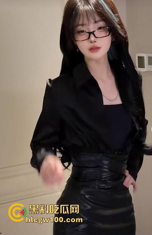 网红劲爆大瓜！！！抖音千万网红【你的欲梦】直播漏奶视频曝光，乳头黑黑的看来童锦成没少吸。  第12张