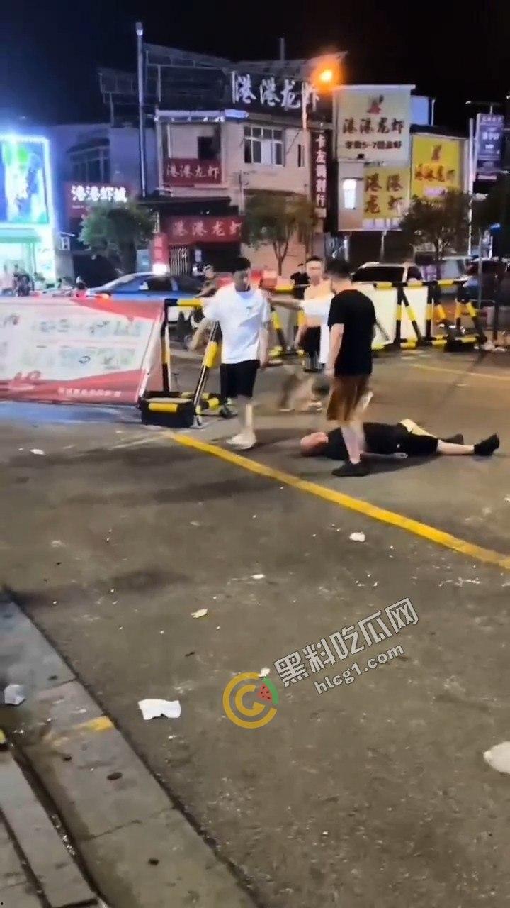 湘潭市岳塘区步行街群殴惊现！“湘潭最猛电动车”引爆街头斗殴，路人纷纷化身吃瓜群众  第4张