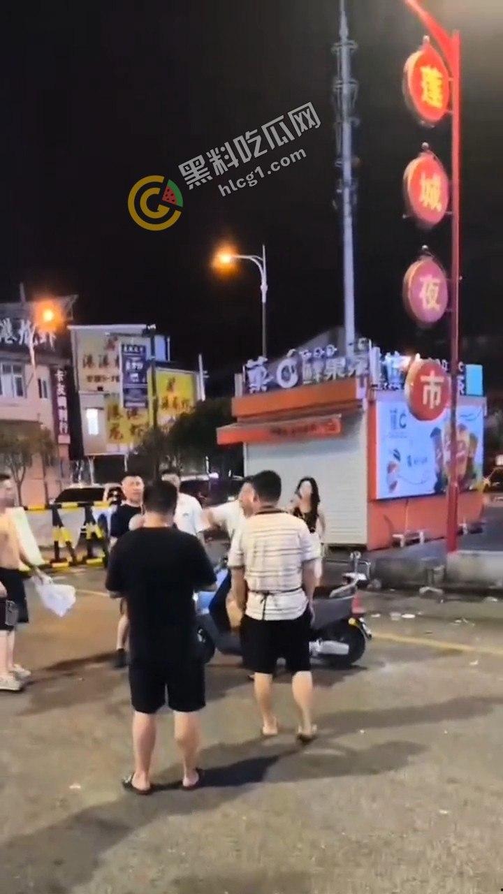 湘潭市岳塘区步行街群殴惊现！“湘潭最猛电动车”引爆街头斗殴，路人纷纷化身吃瓜群众  第5张