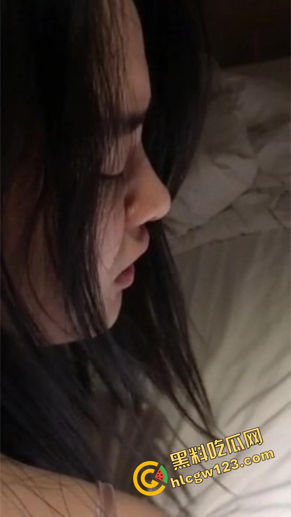 破处到底有多疼?妹子哭着咬被角,喊着别进了,疼得像被撕开,像是小穴在流血叫救命! 第10张 破处到底有多疼?妹子哭着咬被角,喊着别进了,疼得像被撕开,像是小穴在流血叫救命! 第10张