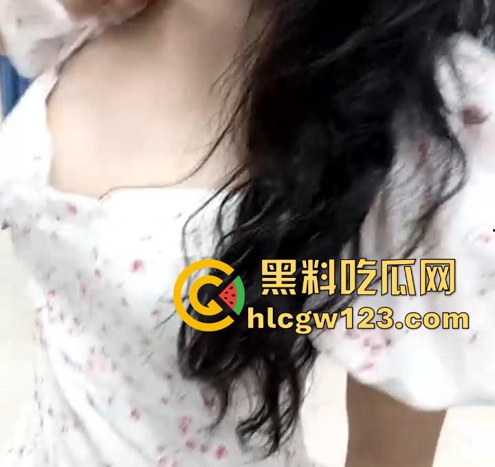 00后百合好闺蜜 都是极品性感萝莉 一起在商场玩露出 更衣间互舔自慰 鲍鱼超嫩强烈推荐！  第3张