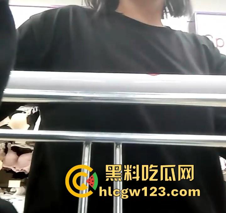 00后百合好闺蜜 都是极品性感萝莉 一起在商场玩露出 更衣间互舔自慰 鲍鱼超嫩强烈推荐！  第5张