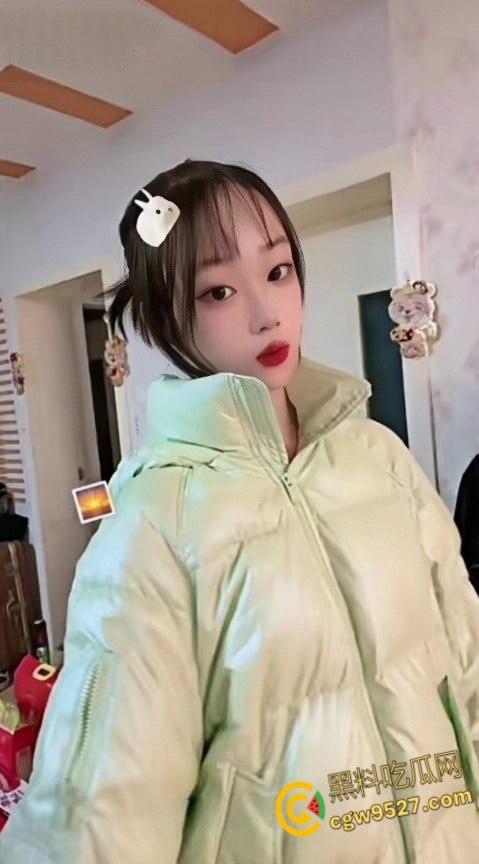 山东高中生少女【曹羽萌】，和男友厕所激情啪啪，熟练的跪在地上口交，白嫩酮体被狠狠后入打桩 !  第2张