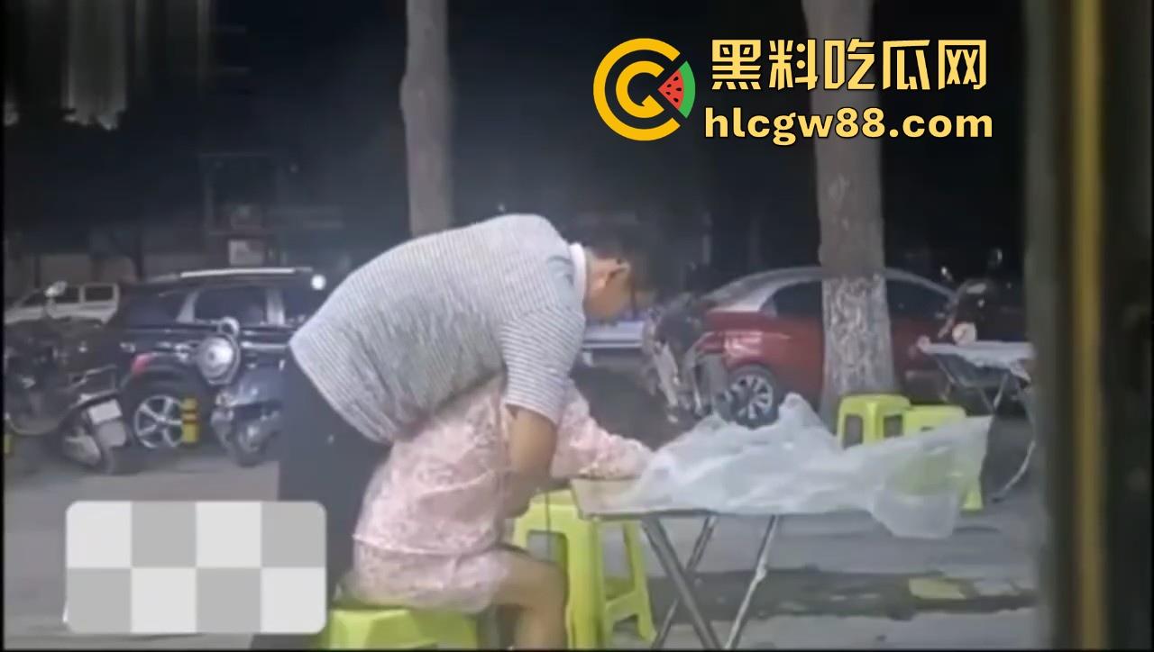 湖北巨乳少妇在大排档酒醉被两大哥摸胸揩油，酒醉的怎么摸都没反应，放开她让我来！  第1张