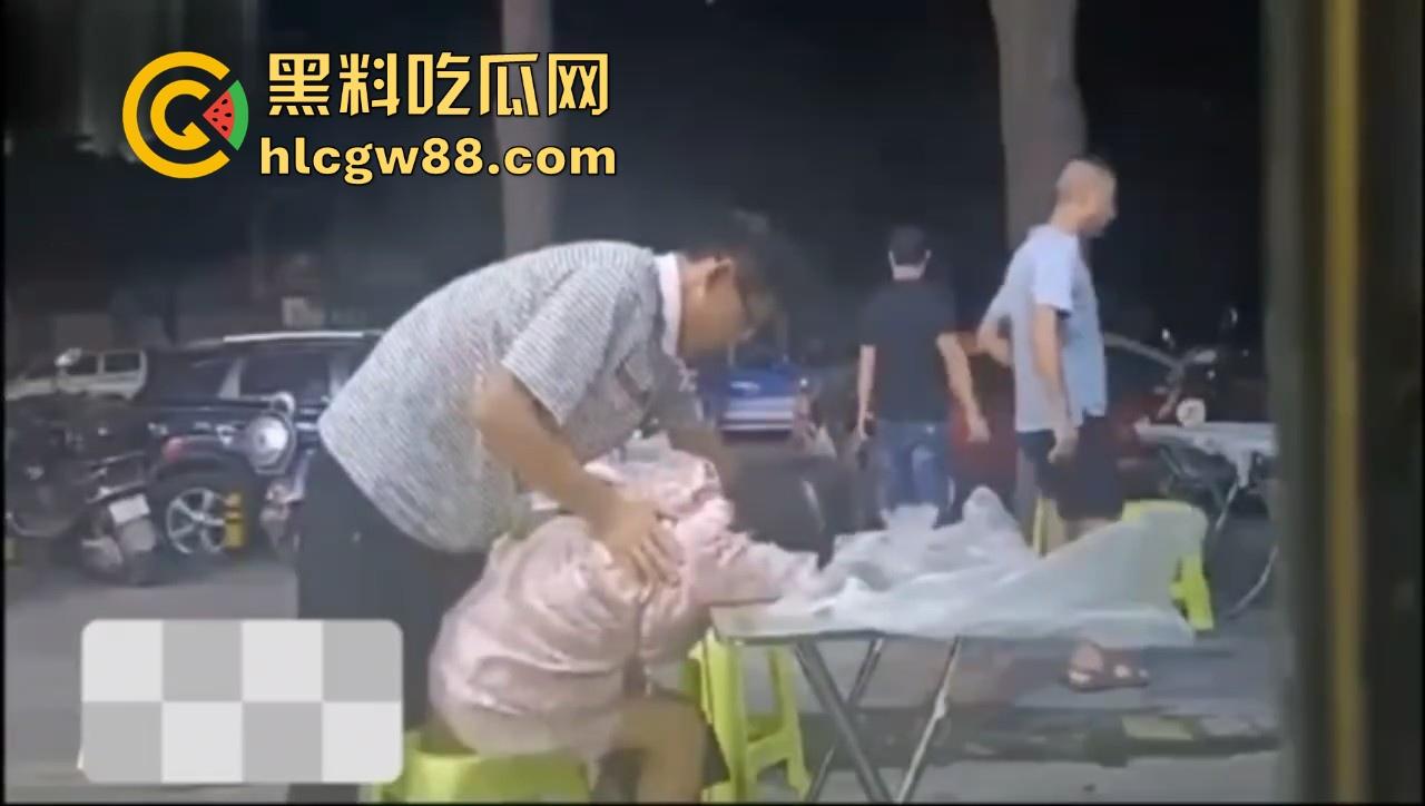 湖北巨乳少妇在大排档酒醉被两大哥摸胸揩油，酒醉的怎么摸都没反应，放开她让我来！  第2张