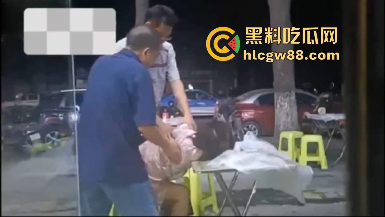 湖北巨乳少妇在大排档酒醉被两大哥摸胸揩油，酒醉的怎么摸都没反应，放开她让我来！  第4张