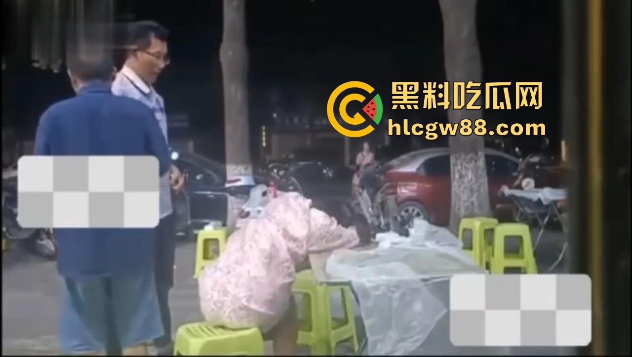 湖北巨乳少妇在大排档酒醉被两大哥摸胸揩油，酒醉的怎么摸都没反应，放开她让我来！  第7张